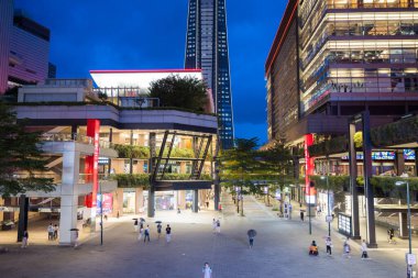 Taipei - 31 Ağustos 2023: Taipei şehrinde gün batımında alışveriş merkezi