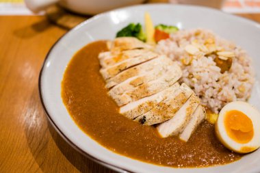 Restoranda tavuk fileto körili pirinç yemeği.