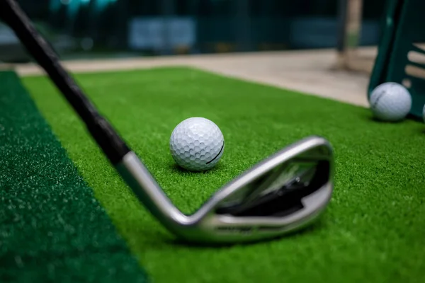 Golfball Auf Dem Grünen Rasen — Stockfoto