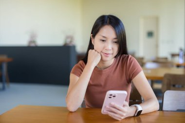 Kafede kadın cep telefonu kullanımı