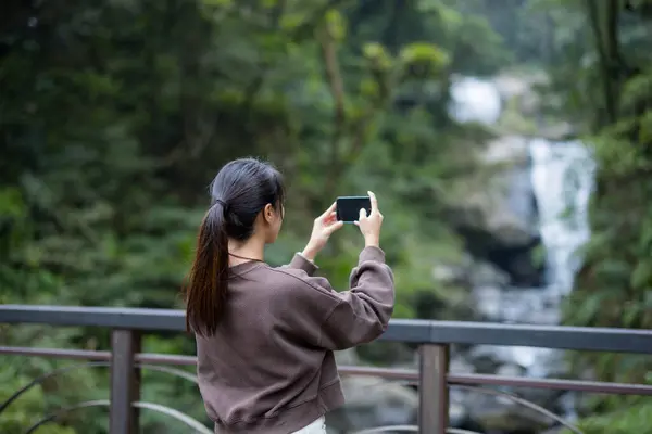 Mujer Utilizar Teléfono Móvil Para Tomar Una Foto Cascada —  Fotos de Stock