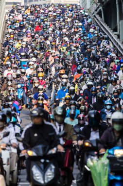 Taipei, Tayvan - 19 Nisan 2023: Taipei Köprüsü üzerinde motosiklet kalabalığı 