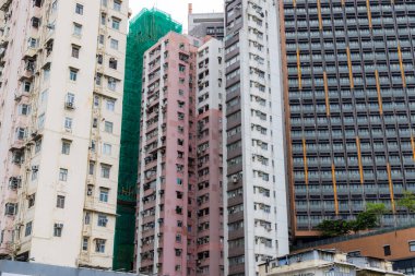 Hong Kong - 23 Haziran 2023: Kowloon tarafındaki binanın kalabalığı