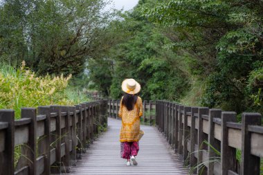 Ormanda yürüyen bir kadın