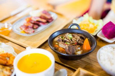 Japon restoranında ağır ateşte pişmiş et kasesi yemeği.