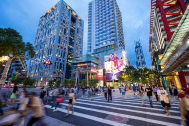 Taipei - 31 Ağustos 2023: Taipei 'nin Xinyi ilçesinde gün batımında yaya trafiği