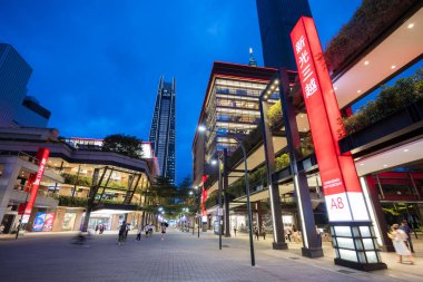 Taipei - 31 Ağustos 2023: Taipei şehrinde gün batımında alışveriş merkezi