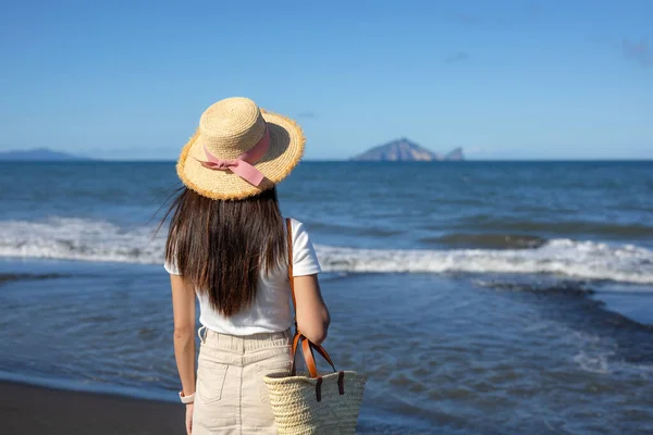 Turystka Patrzeć Plaży Morskiej Tajwanie Yilan — Zdjęcie stockowe