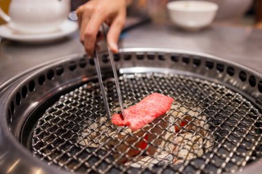 Japon Yakiniku restoranında ızgara et.