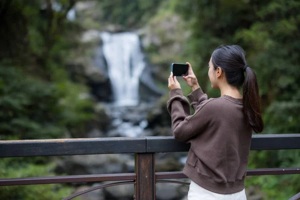 Mujer Uso Teléfono Móvil Para Tomar Fotos Con Cascada Bosque —  Fotos de Stock