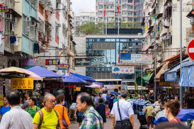 Hong Kong - 23 Haziran 2023: Sham Shui Po bölgesinde sokak pazarı