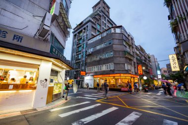 Taipei, Tayvan - 07 Eylül 2023: Gece Taipei şehir sokağı