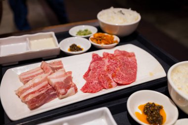 Yakiniku restoranında çiğ et dilimi.