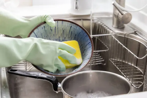 Hanımı Mutfakta Bulaşıkları Yıkıyor — Stok fotoğraf