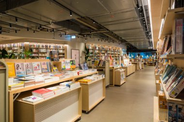 Tayvan - 04 Mayıs 2023: Taoyuan şehrindeki Tsutaya kitap dükkanının içi