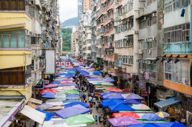 Mong Kok, Hong Kong - 23 Haziran 2023: Mong Kok bölgesindeki Fa Yuen Caddesi pazarı