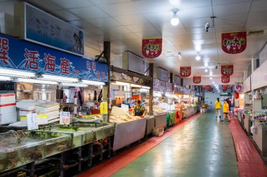 Taoyuan, Tayvan - 30 Ağustos 2023: Tayvan 'ın Taoyuan kentindeki Yongan Balıkçılık Limanı' ndaki balık pazarı