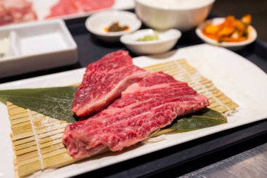 Yakiniku restoranında çiğ et dilimi.