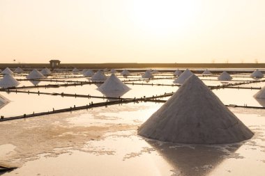 Jingzaijiao Tile gün batımında Tayvan 'ın Tainan şehrinde tuz tarlalarını asfaltladı.