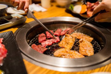 Restoranda Japon tarzı bbq 