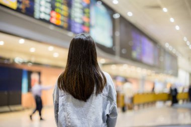 Kadın gidip havaalanında seyahat