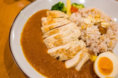 Restoranda körili tavuk pilavı.