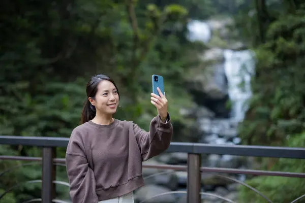 Mujer Utilizar Teléfono Celular Para Yake Selfie Con Cascada —  Fotos de Stock