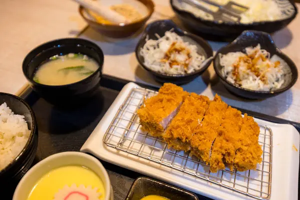 日本油炸猪肉 汤圆配米饭 — 图库照片