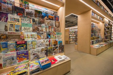 Tayvan - 04 Mayıs 2023: Taoyuan şehrindeki Tsutaya kitap dükkanının içi