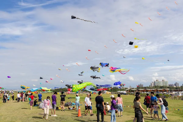 Hsinchu, Tayvan - 10 Eylül 2023: Birçok güzel uçurtma Hsinchu şehrinde parktaki uluslararası uçurtma festivalinde gökyüzünde uçuyor