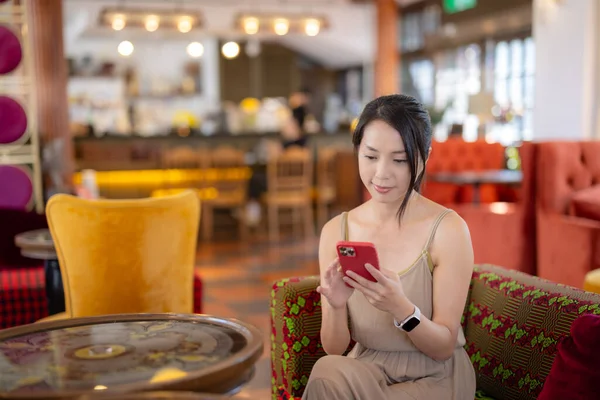Mujer Uso Teléfono Móvil Dentro Cafetería — Foto de Stock