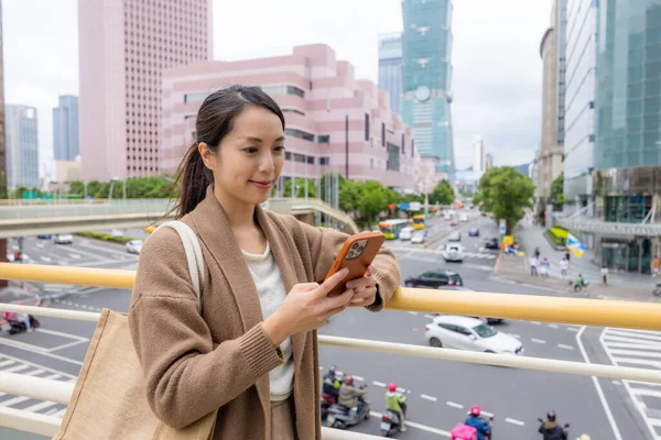 Mulher Usar Telefone Celular Cidade Taipei — Fotografia de Stock