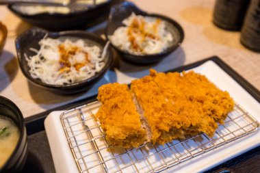 Japon usulü kızarmış domuz eti, pilavlı tonkatsu.