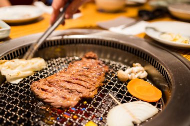 Restoranda Japon tarzı bbq 