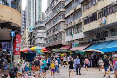 Hong Kong - 23 Haziran 2023: Sham Shui Po bölgesinde sokak pazarı
