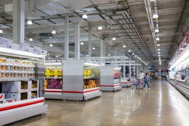 Taoyuan, Tayvan - 17 Ağustos 2023: Tayvan Nankan 'daki Costco toptan satış mağazası