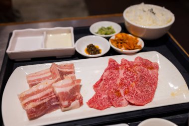 Yakiniku restoranında çiğ et dilimi.