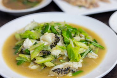 Sebzeli Asya balığı kızartması.