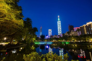 Taipei, Tayvan - 14 Eylül 2023: Geceleri Taipei şehir simgesi