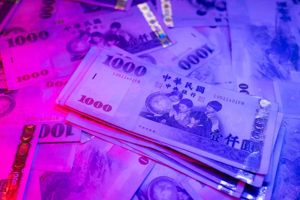 Högen Med Taiwanesiska Dollar Pengar Tvätt Polisen Rött Och Blått — Stockfoto