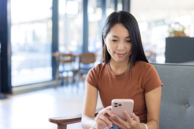 Restoranda kadın cep telefonu kullanımı