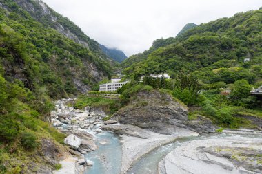 Liwu Nehri Vadisi ve Taroko Ulusal Parkı 'ndaki yüksek dağ yamacı.