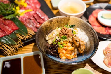 Barbekü restoranında Kore pirinç kasesi.