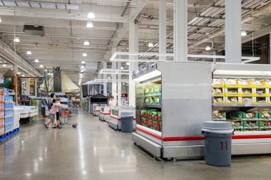 Taoyuan, Tayvan - 17 Ağustos 2023: Tayvan Nankan 'daki Costco toptan satış mağazası