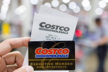 Taoyuan, Tayvan - 17 Ağustos 2023: Costco toptan satış mağazasında siyah üyelik kartı ve makbuzu