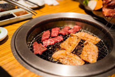 Restoranda Japon tarzı bbq 