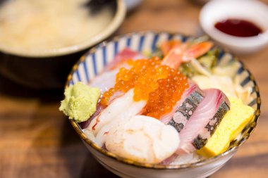 Taze çiğ sashimi pirinç kasesi.