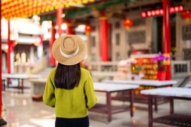 Turist kadın Çin tapınağını ziyaret ediyor. 