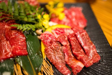 Barbekü restoranında taze çiğ et.