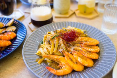 Restoranda soslu karidesli makarna.